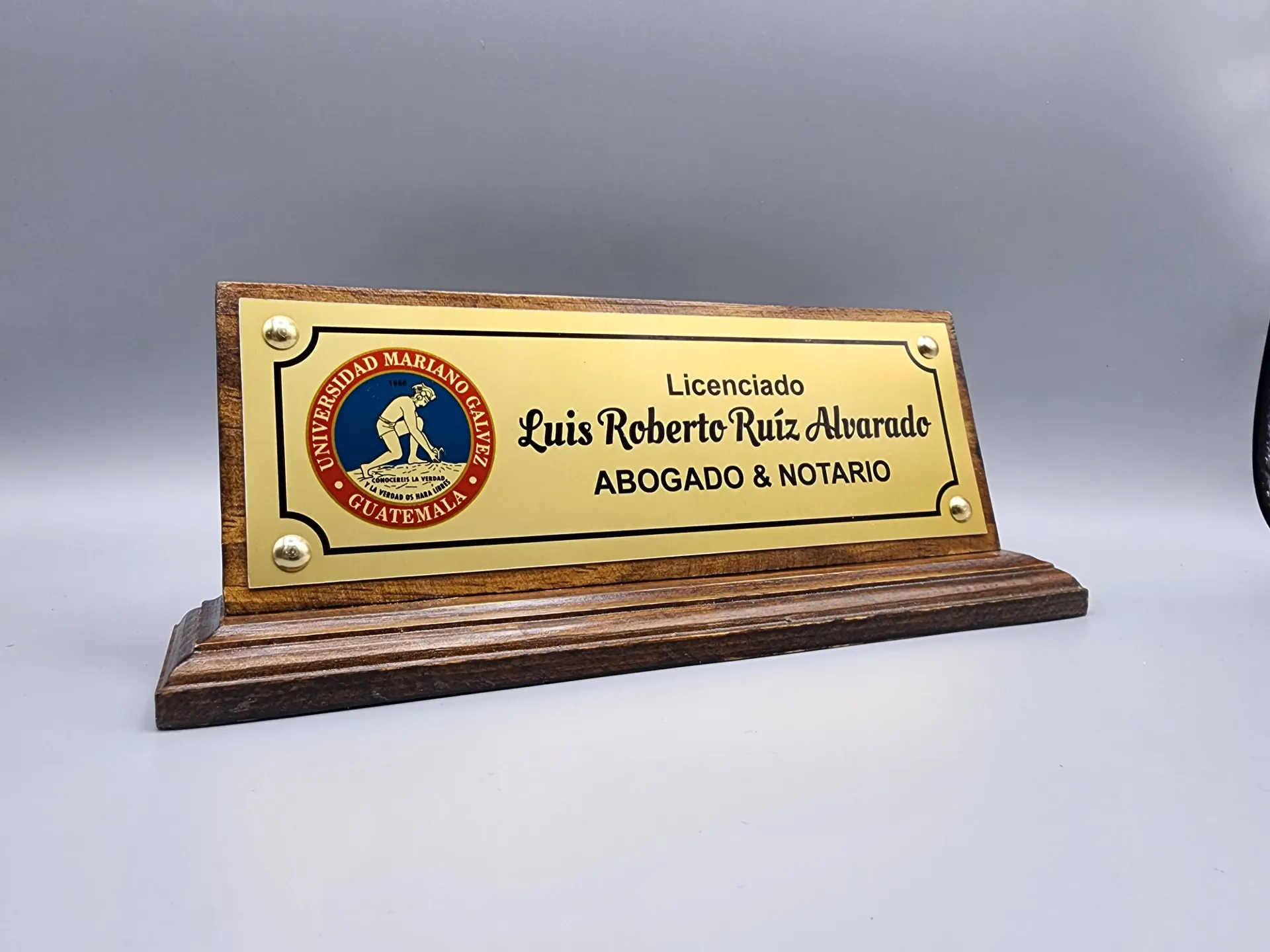 Identificador de Escritorio de Madera y Aluminio