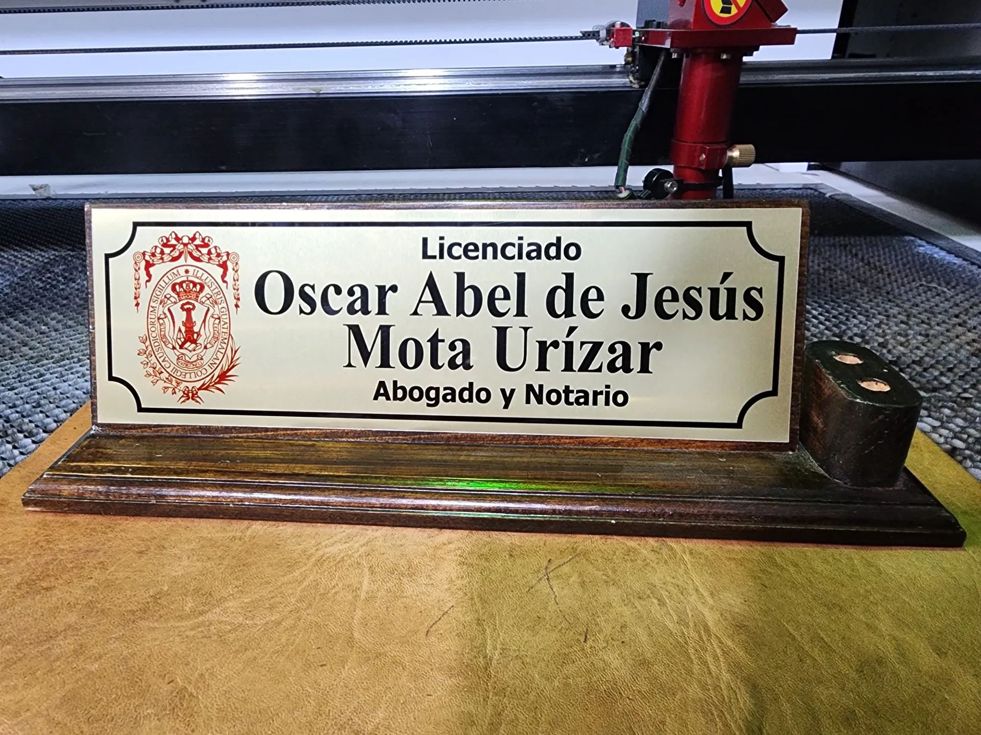 Identificado de Escritorio de Madera y Aluminio (Grande)
