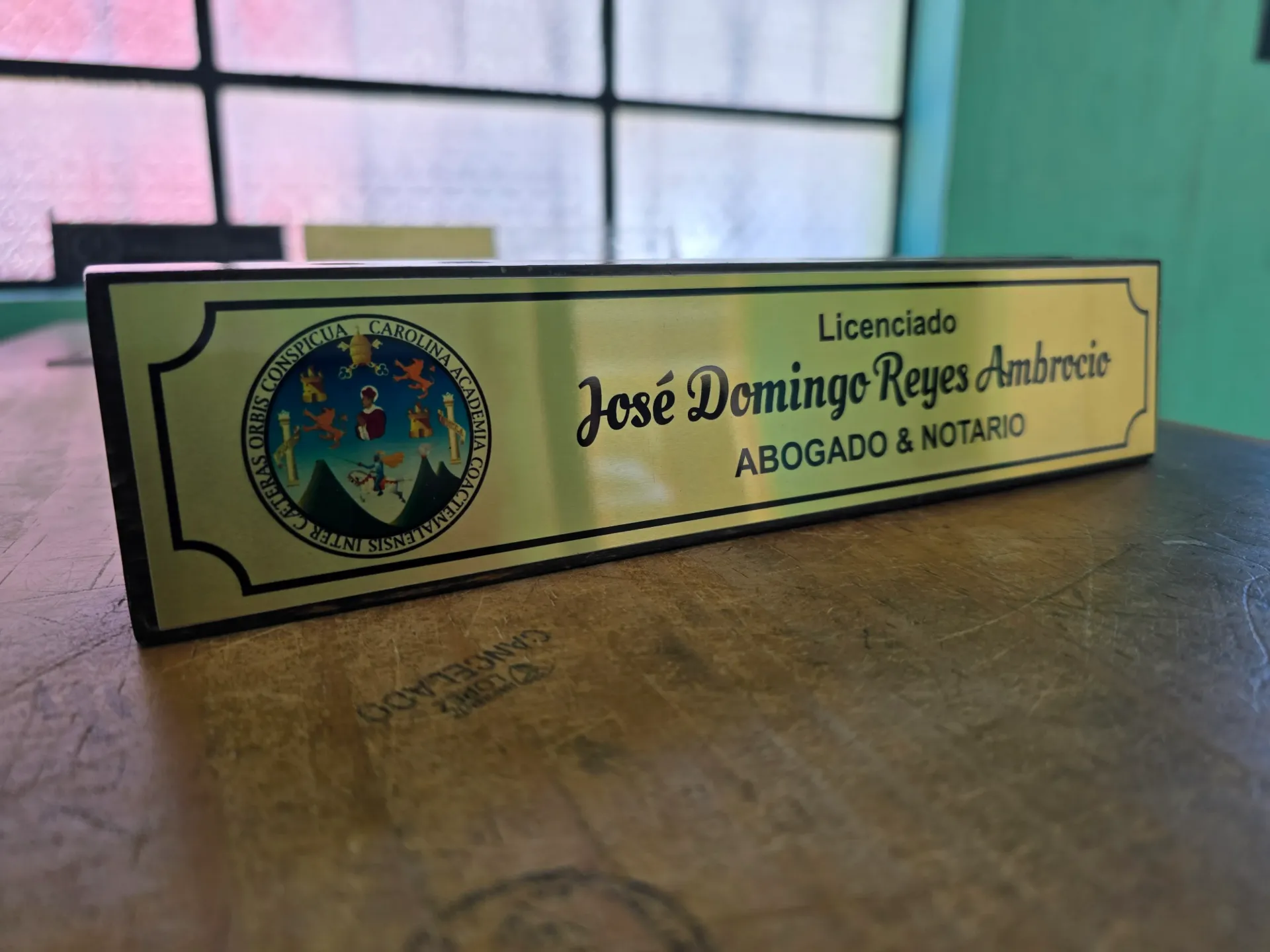 Identificador de Escritorio de Madera y Aluminio, espacio para tarjetas