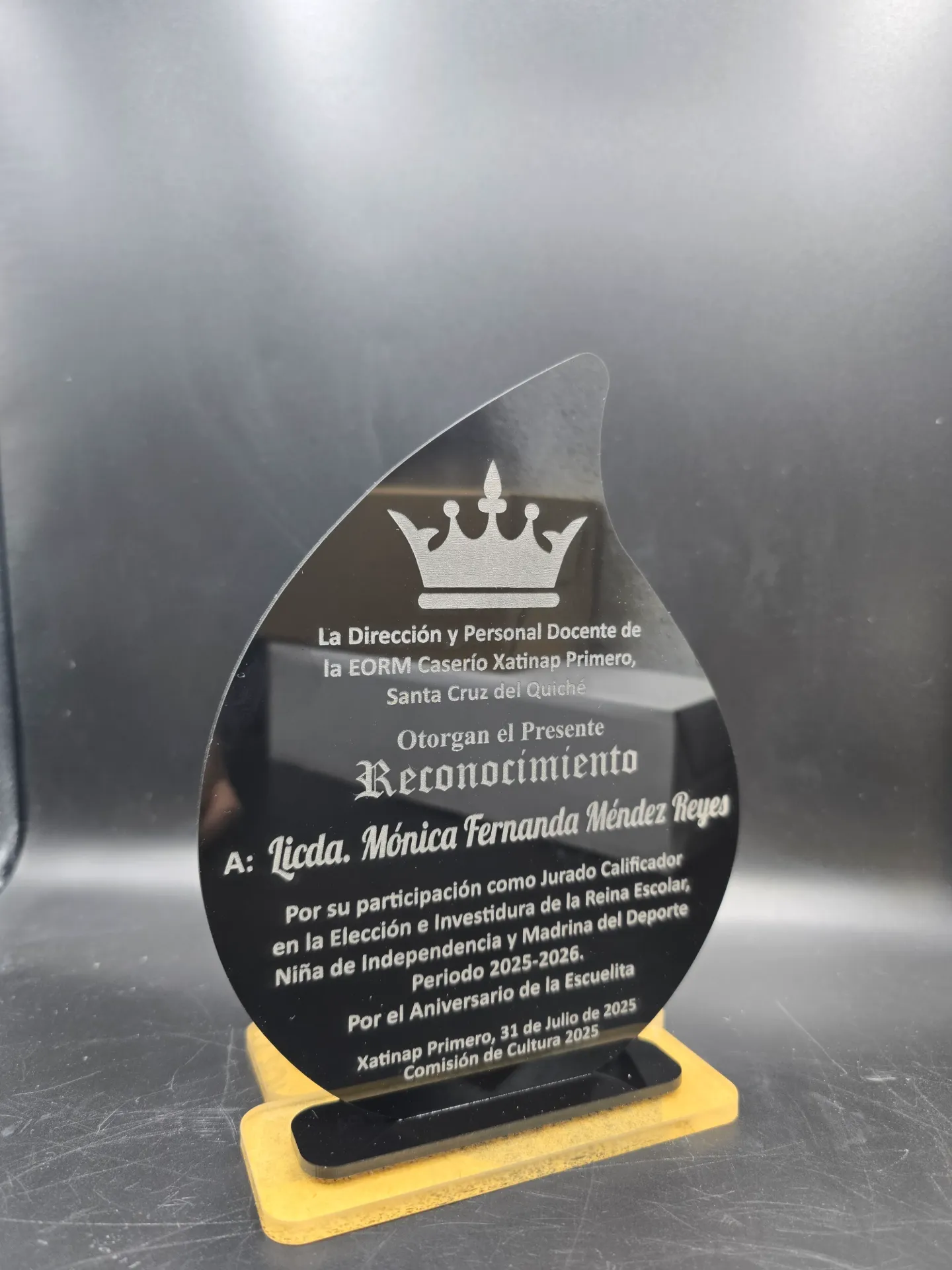 Reconocimiento de Acrílico Negro y Base de Acrílico